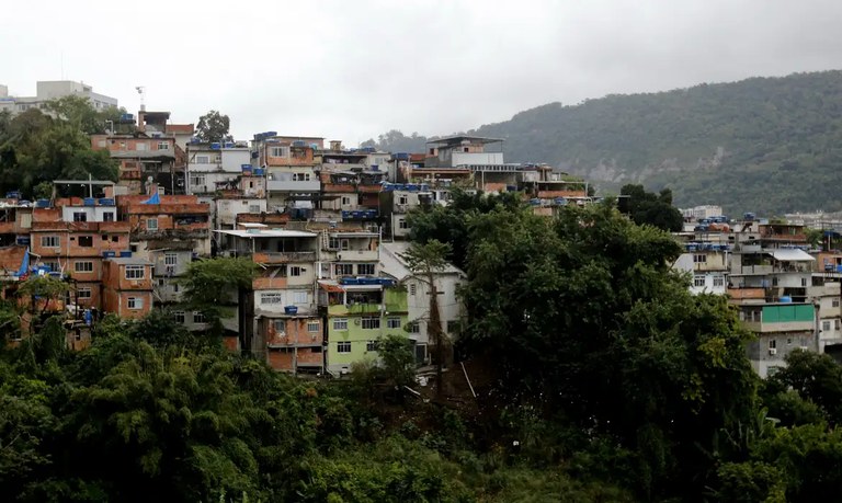 Fiocruz lança primeiro edital no Brasil focado em saúde integral nas favelas
