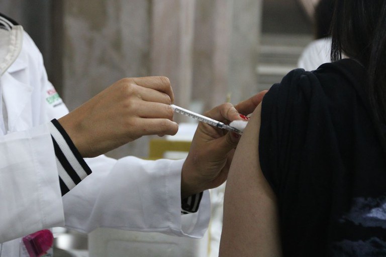 Governo obtém liminar para remoção de publicações que associam vacinas da Covid-19 à Aids
