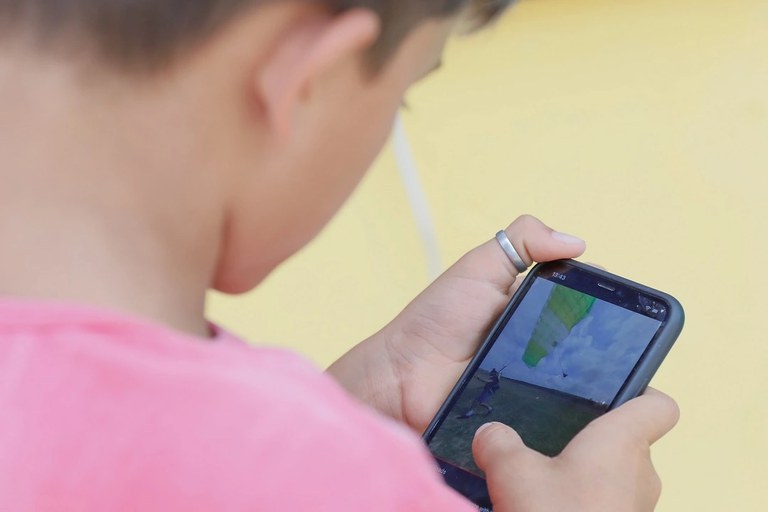 Governo prorroga consulta pública sobre uso de dispositivos digitais por crianças e adolescentes