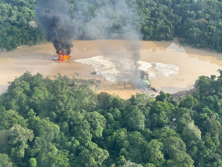 Ibama aplica R$ 16 milhões em multas e destrói equipamentos do garimpo ilegal, no Amazonas