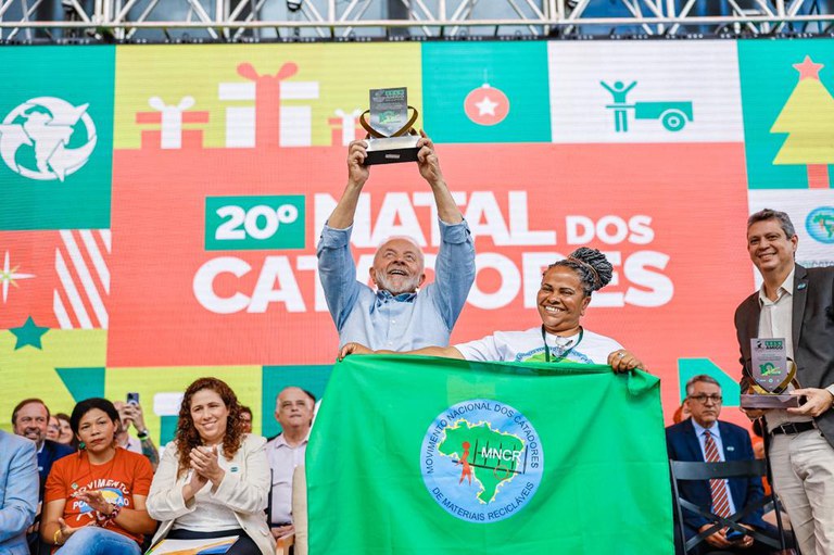 Lula assina acordos para beneficiar catadores e pessoas em situação de rua