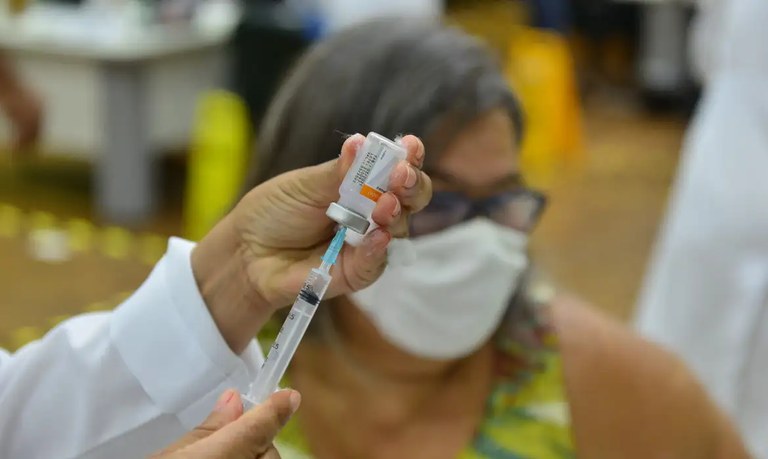 Ministério da Saúde monitora novas variantes da Covid e orienta dose de reforço