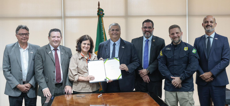 Ministérios da Saúde e da Justiça firmam acordo para ampliar Programa Aeromédico