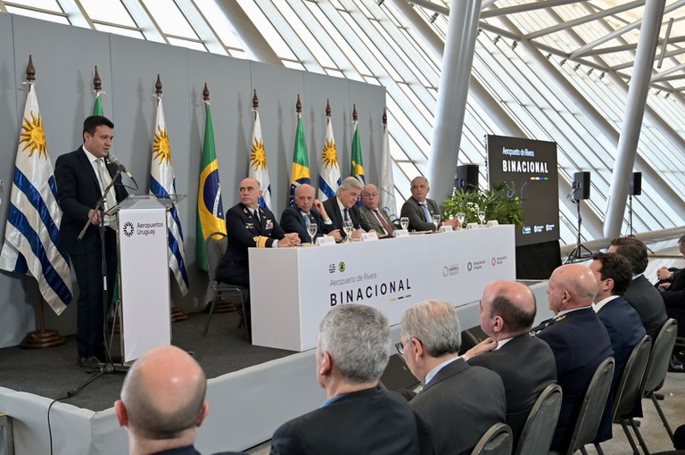 Representantes do Brasil participam da cerimônia de reinauguração do Aeroporto de Rivera, no Uruguai