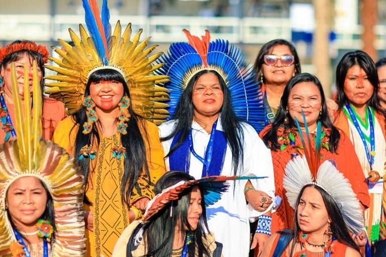 Povos indígenas saem fortalecidos e otimistas da COP 28, avalia Sônia Guajajara
