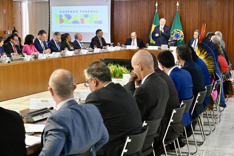 Na última reunião ministerial do ano, Lula elogia negociação do governo