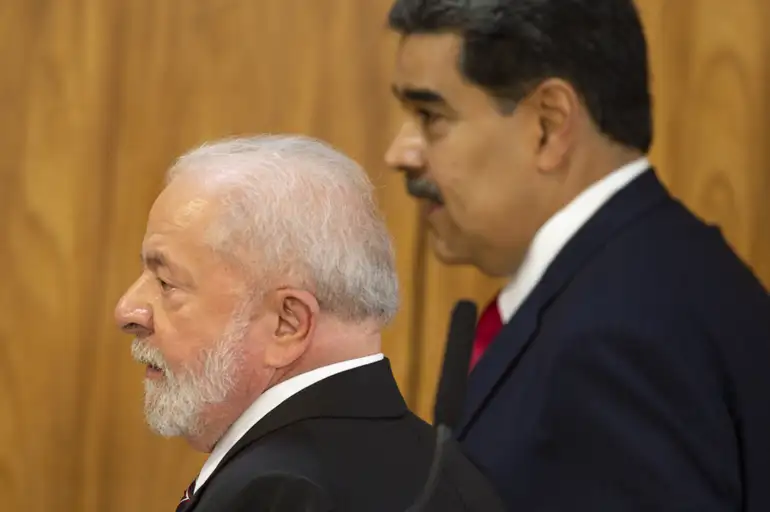 Presidente Lula recebe telefonema do presidente da Venezuela, Nicolás Maduro — Agência Gov