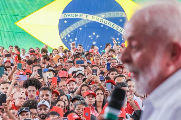 Lula participa de lançamento de conjunto habitacional em SP e anuncia novas universidades