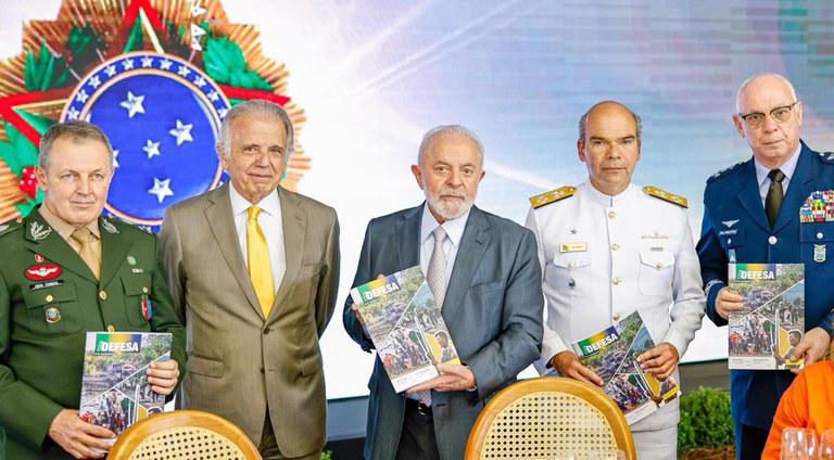Revista A Defesa: Mucio entrega ao Presidente Lula publicação com as principais ações da Defesa em 2023
