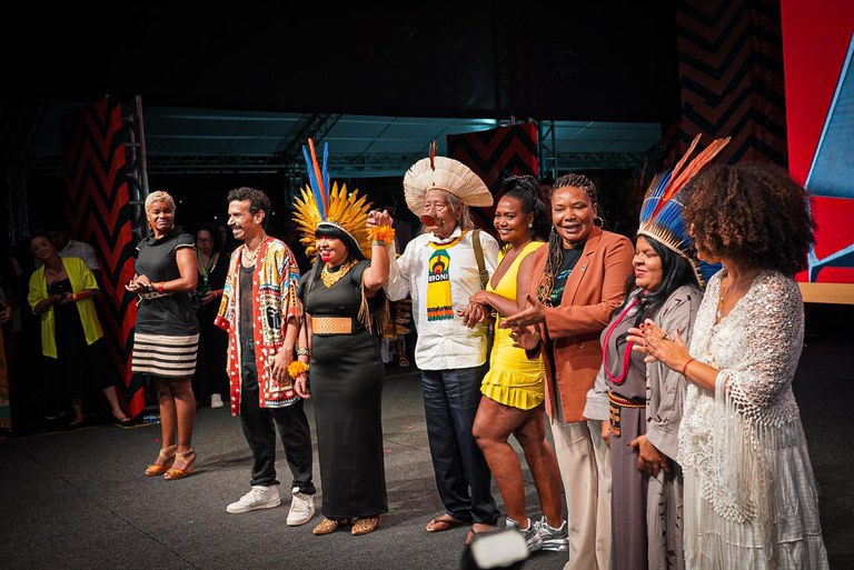 Sonia Guajajara e lideranças indígenas protestam contra marco temporal na primeira edição do Festival Brasil é Terra Indígena