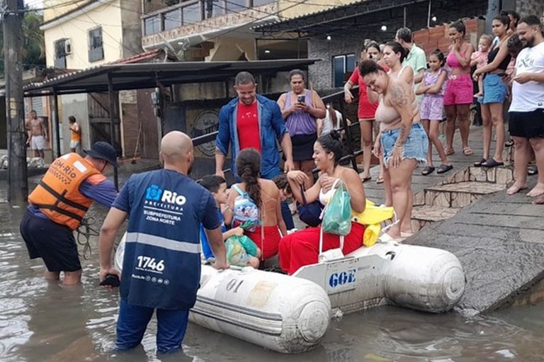 Governo Federal antecipa pagamento do Bolsa Família para afetados por chuvas no Rio de Janeiro
