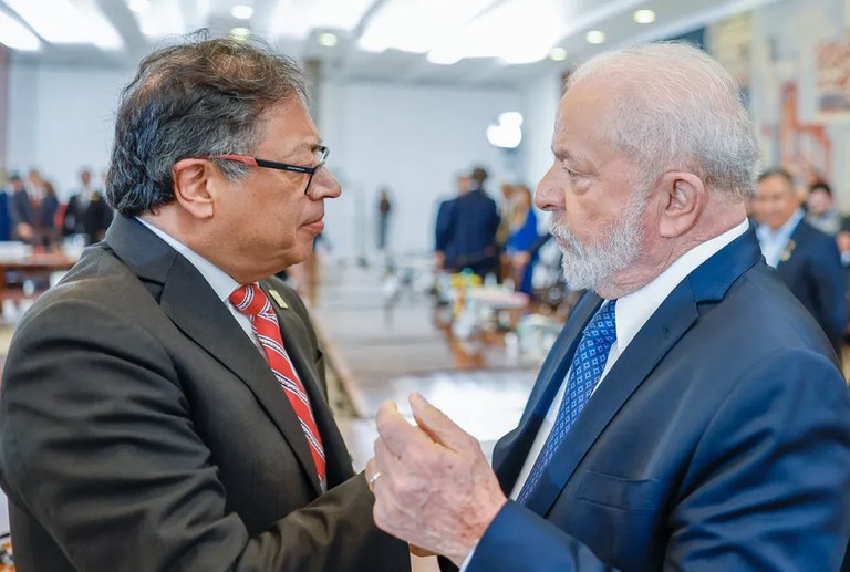 Lula conversa com presidente da Colômbia sobre incêndios que atingem território colombiano