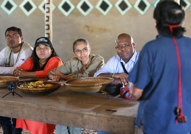Ministros reúnem-se com lideranças indígenas na TI Yanomami