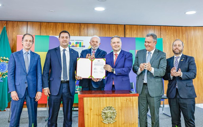 Lula participa de cerimônia de assinatura de contratos de concessão de rodovias do Paraná