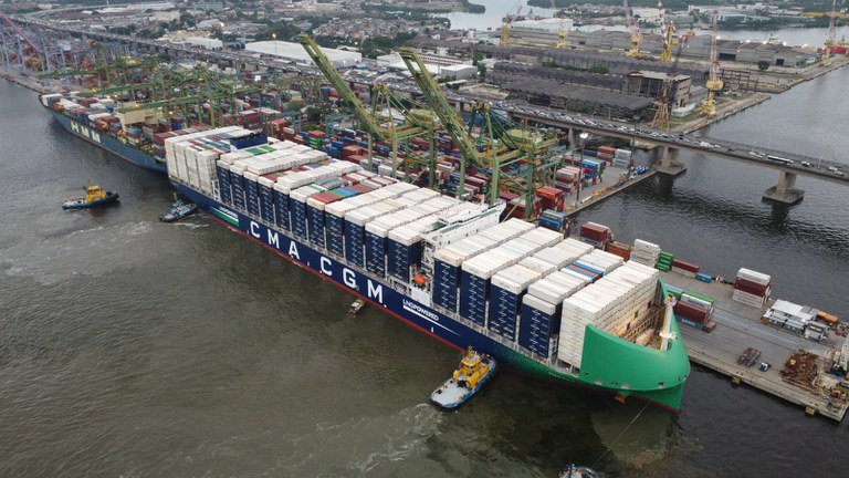 Porto do Rio de Janeiro recebe o maior navio porta-contêineres bicombustível