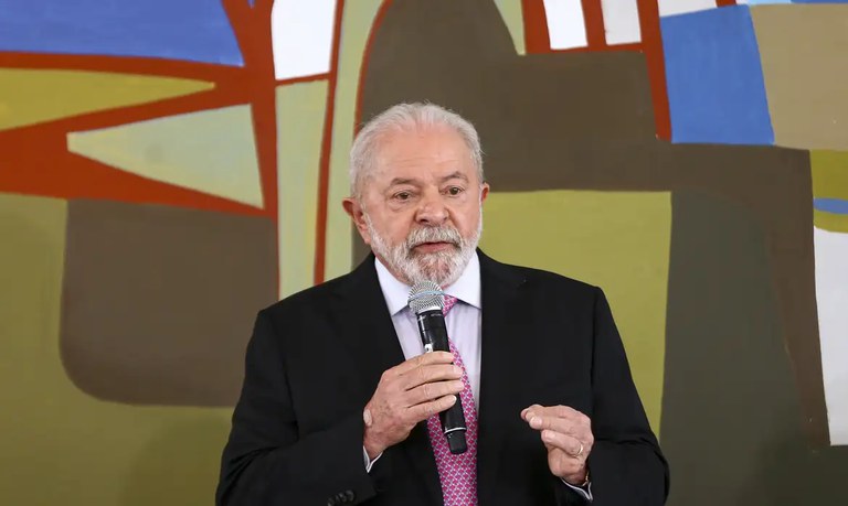 Presidente Lula conversa por telefone com primeiro-ministro do Japão, Fumio Kishida
