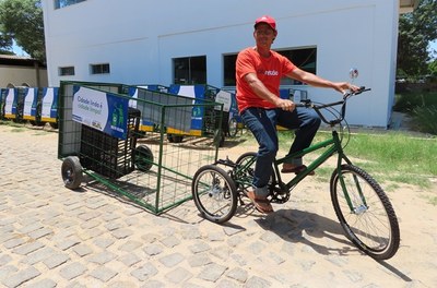 Catadores de recicláveis recebem equipamentos para aumentar a renda familiar na Bahia