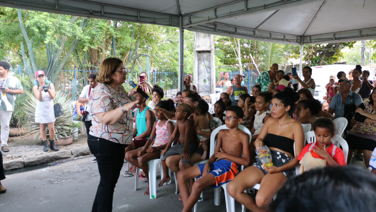 Ministra Cida Gonçalves participa de diálogo com mulheres da comunidade Papelão, em Recife
