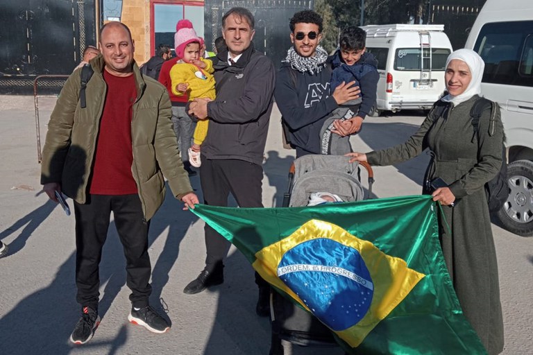 Família palestino-brasileira resgatada de Gaza volta ao Brasil neste sábado (10)
