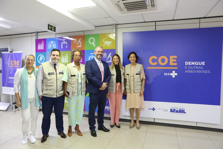 MEC visita Centro de Operações de Emergências para Dengue