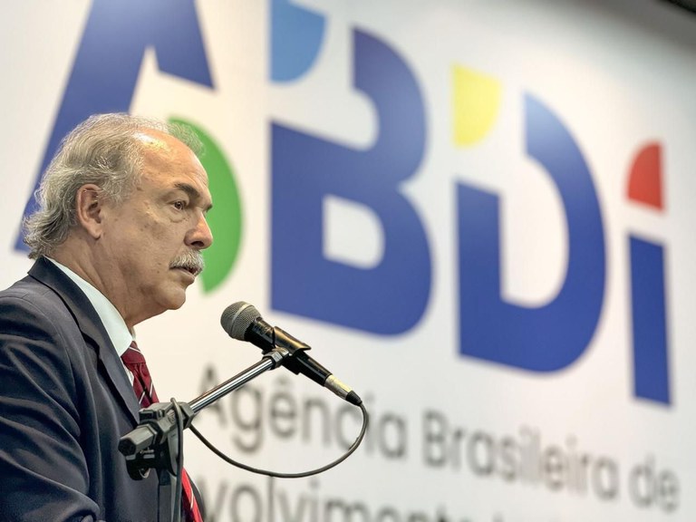 Mercadante defende nova política industrial e empenho do BNDES para apoiar o Brasil