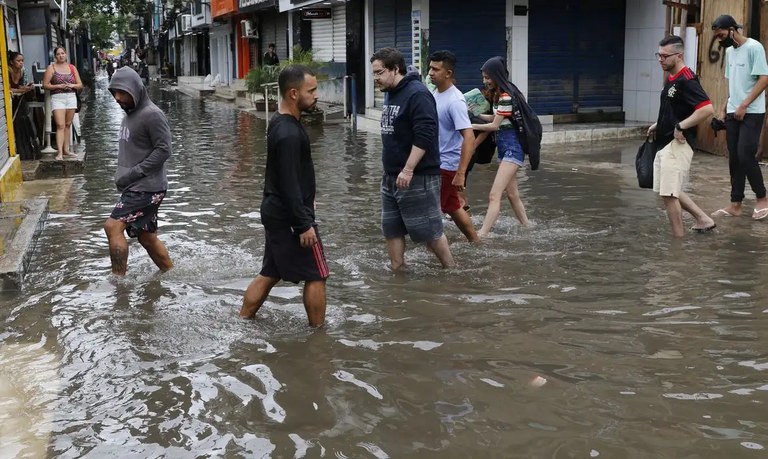Ministério da Saúde envia kits para atender vítimas das fortes chuvas no Rio de Janeiro