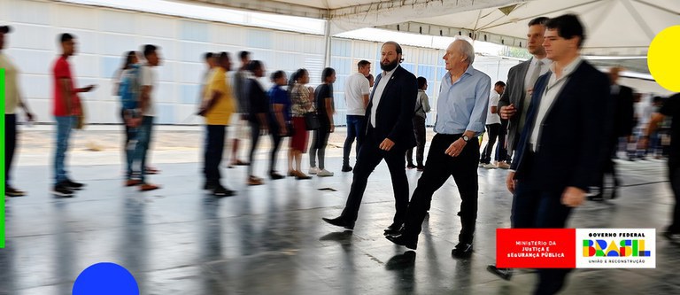 Ministro da Justiça visita base migratória humanitária em Roraima