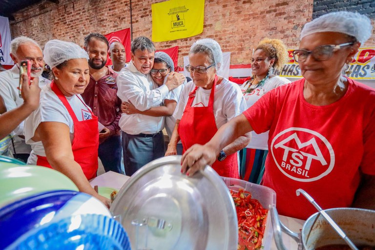 Comida com afeto: Ministro conhece Cozinha Solidária da Lapa, no Rio de Janeiro