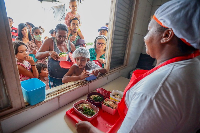 Cozinha solidária no Distrito Federal serve refeições e esperança diariamente