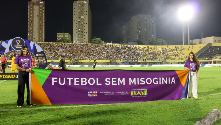 Ministérios das Mulheres e do Esporte colocam faixa  “Futebol sem misoginia” nos campos antes dos jogos