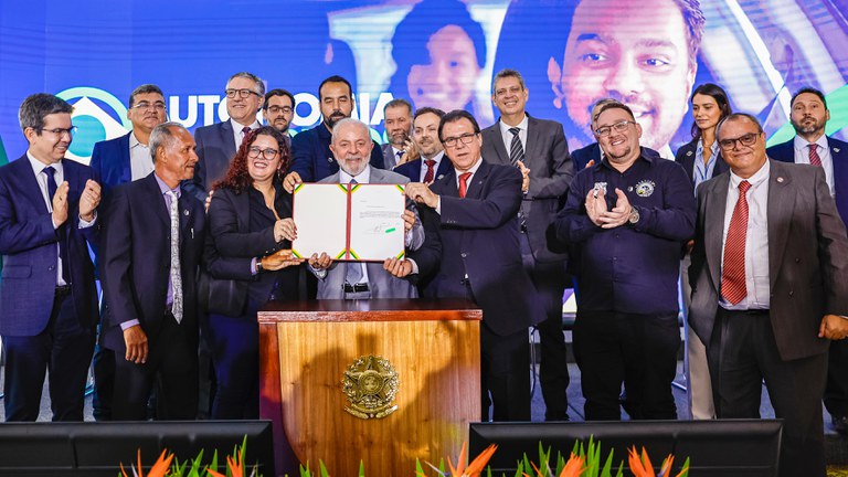 Lula assina Projeto de Lei que cria pacote de direitos para motoristas de aplicativos