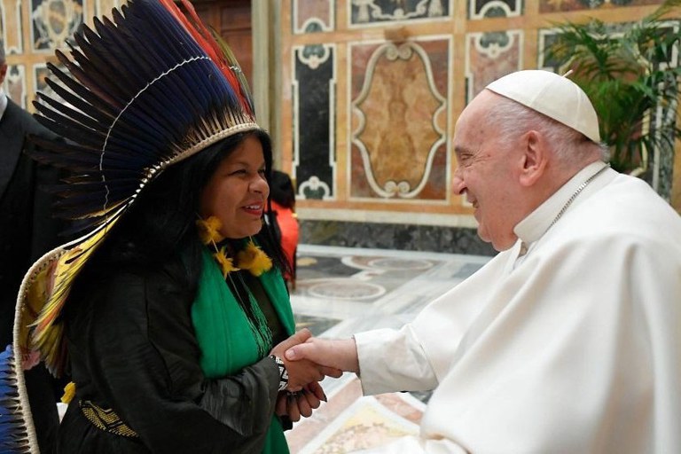 Ministra se encontra com o Papa e participa de workshop sobre conhecimentos indígenas e ciência no Vaticano