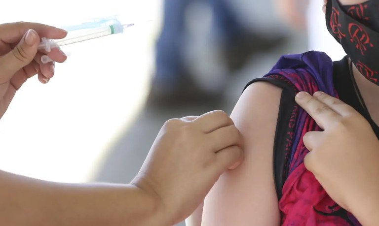 Covid-19: pesquisa aponta que cobertura vacinal de crianças e adolescentes segue baixa