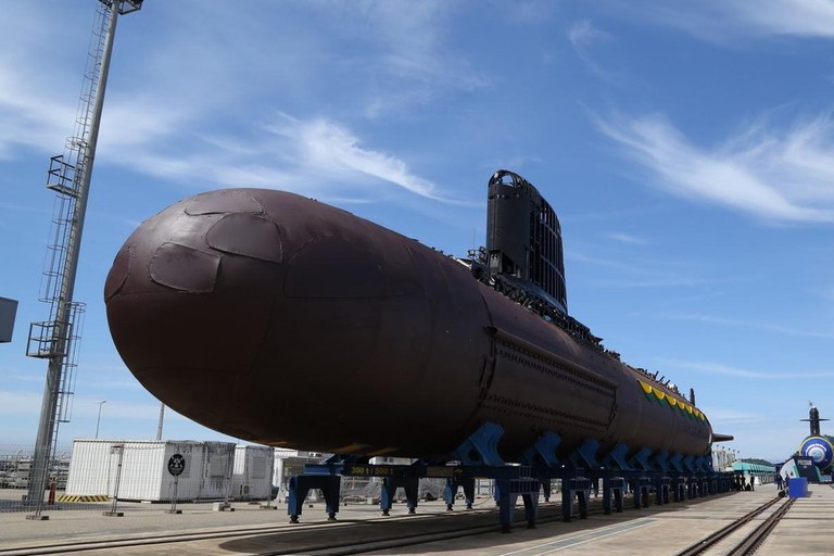 Presidentes de Brasil e França acompanham lançamento de submarino Tonelero