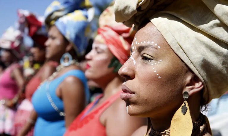 Conheça as políticas públicas que apoiam as mulheres no Brasil