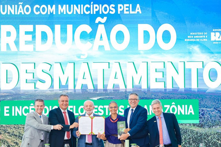 “Cuidar da Amazônia significa cuidar da Vida”, diz Lula ao lançar parceria com municípios para combater desmatamento