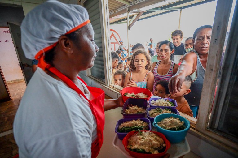 Mais de 24,4 milhões de pessoas saem da situação de fome no Brasil em 2023