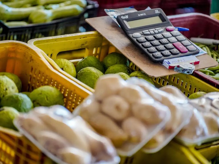 Preços da batata, cenoura e alface registram queda em março, segundo Conab