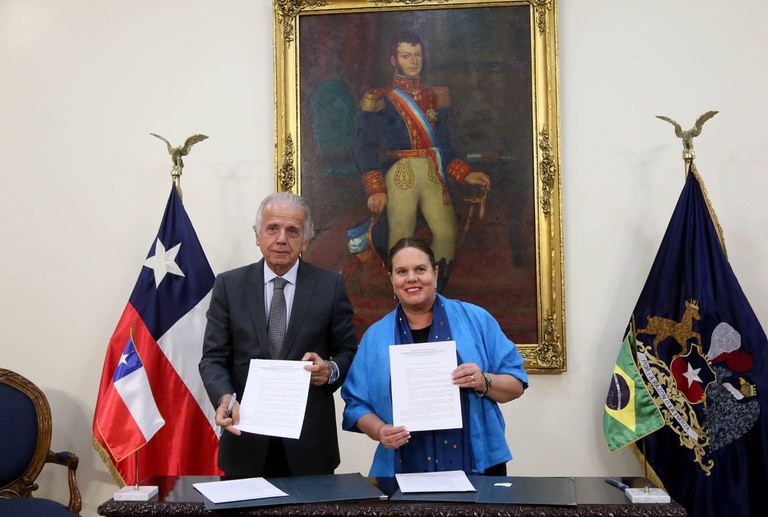 Ministros da Defesa do Brasil e Chile assinam cooperação na área de satélites