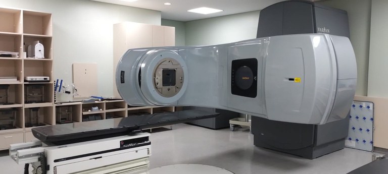 Hospital da Federal do Paraná ganha novo equipamento para radioterapia