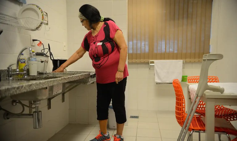 Governo lança "Mulheres Mil: Trabalho Doméstico e Cuidados" nesta terça