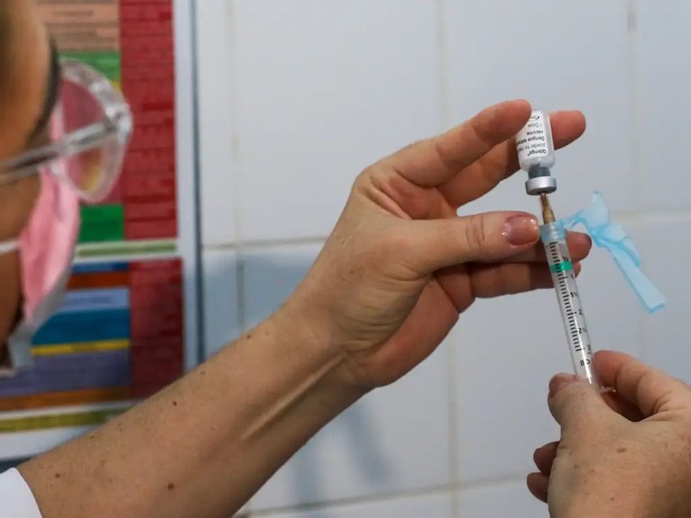 Ação nas escolas atualiza vacinação de crianças e adolescentes