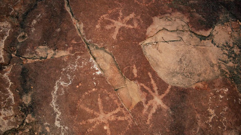 Iphan reconhece único sítio do mundo com pegadas de dinossauro em associação com arte rupestre