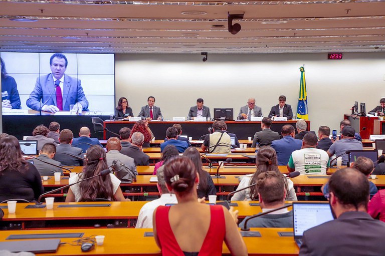 Marinho debate PL dos aplicativos durante seis horas no Congresso Nacional