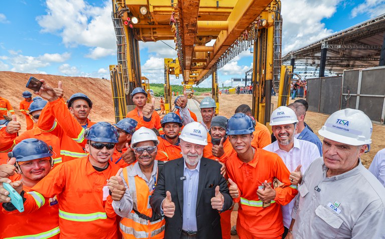 Lula assina ordem de serviço para ramal da transposição do rio São Francisco no Ceará