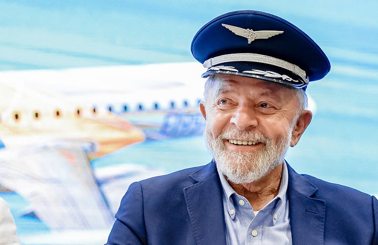 Lula na Embraer: 'Nosso trabalho é fazer o Brasil gostar de si mesmo'