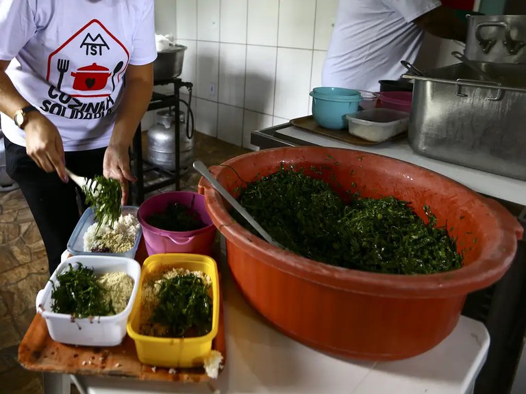 Programa Cozinha Solidária é regulamentado pelo MDS
