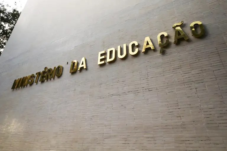 MEC discute educação digital e currículo