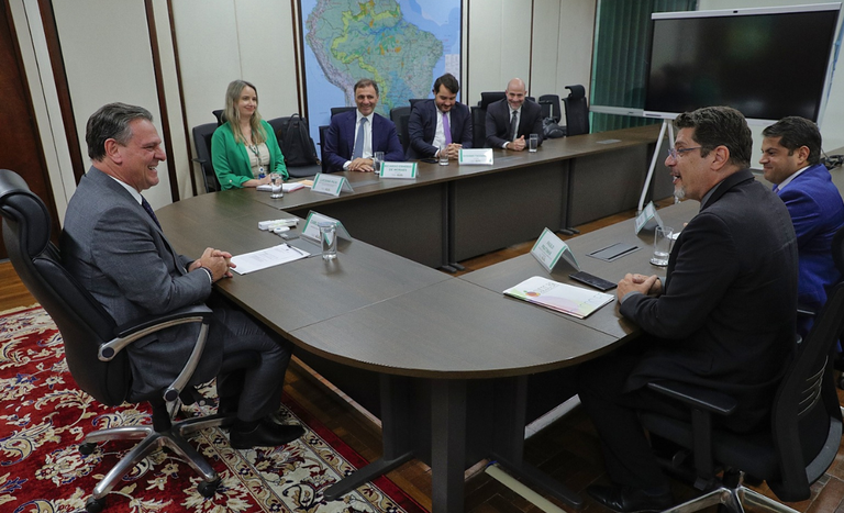 Ministro Fávaro realiza reunião com representantes da indústria de sucos