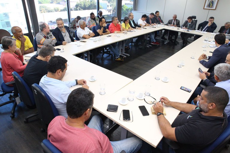Ministro Luiz Marinho recebe trabalhadores da Eletrobras